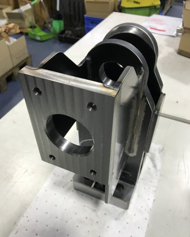 溶接後に基準面と直角度を管理して全面機械加工した製品